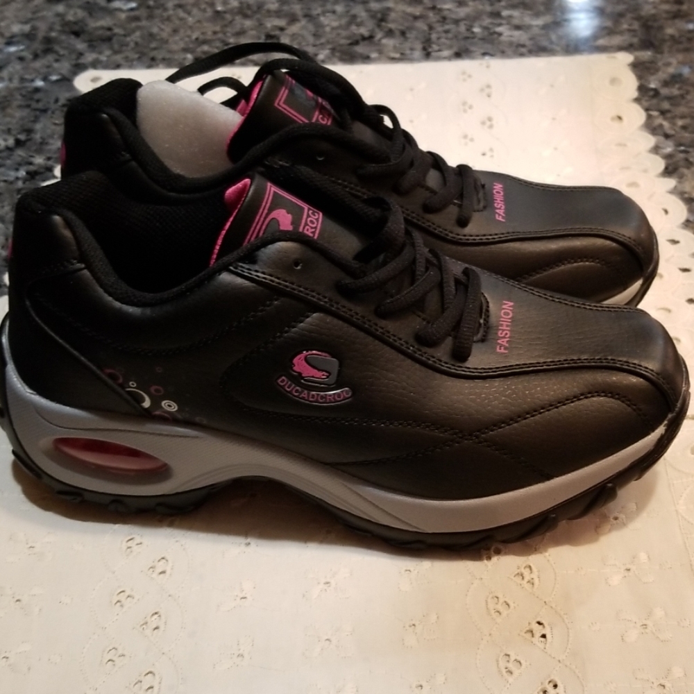 Black & Pink Women's Walking Sneakers